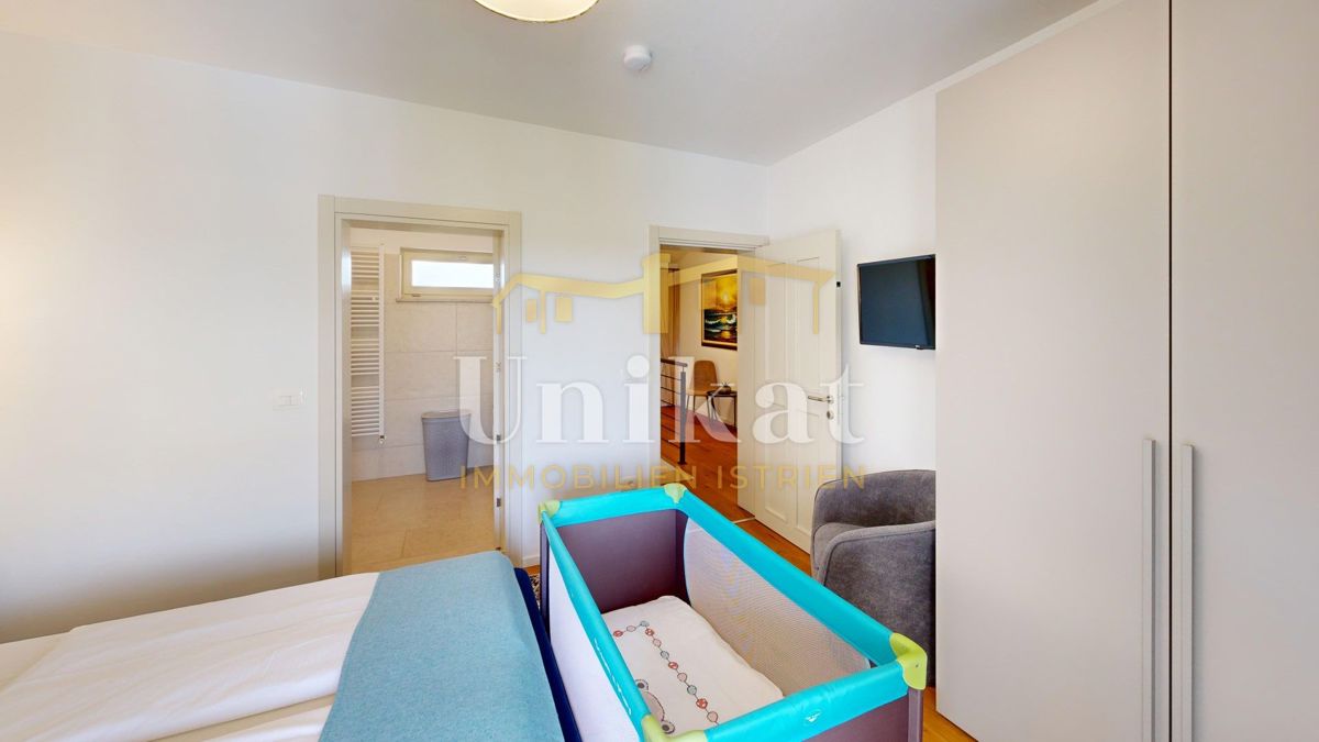 Čudovita dvojna hiša s bazenom